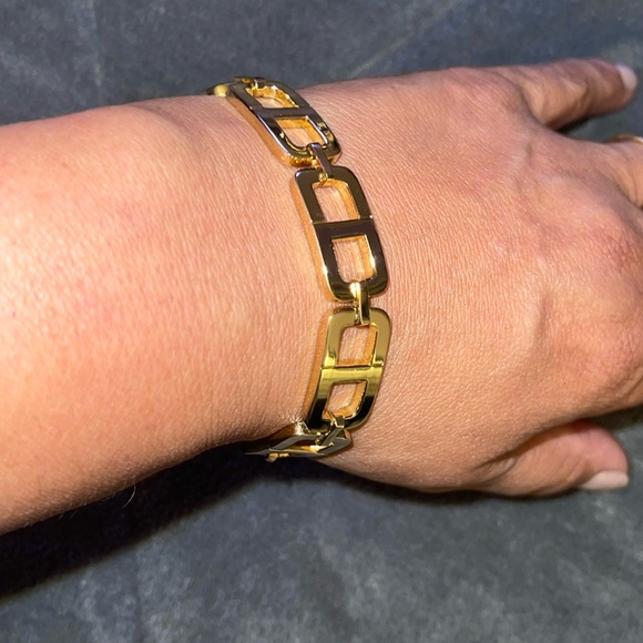 Preloved Christian Dior bracelet great condition size is 7.5” minor scratches. - Picture 4 of 10